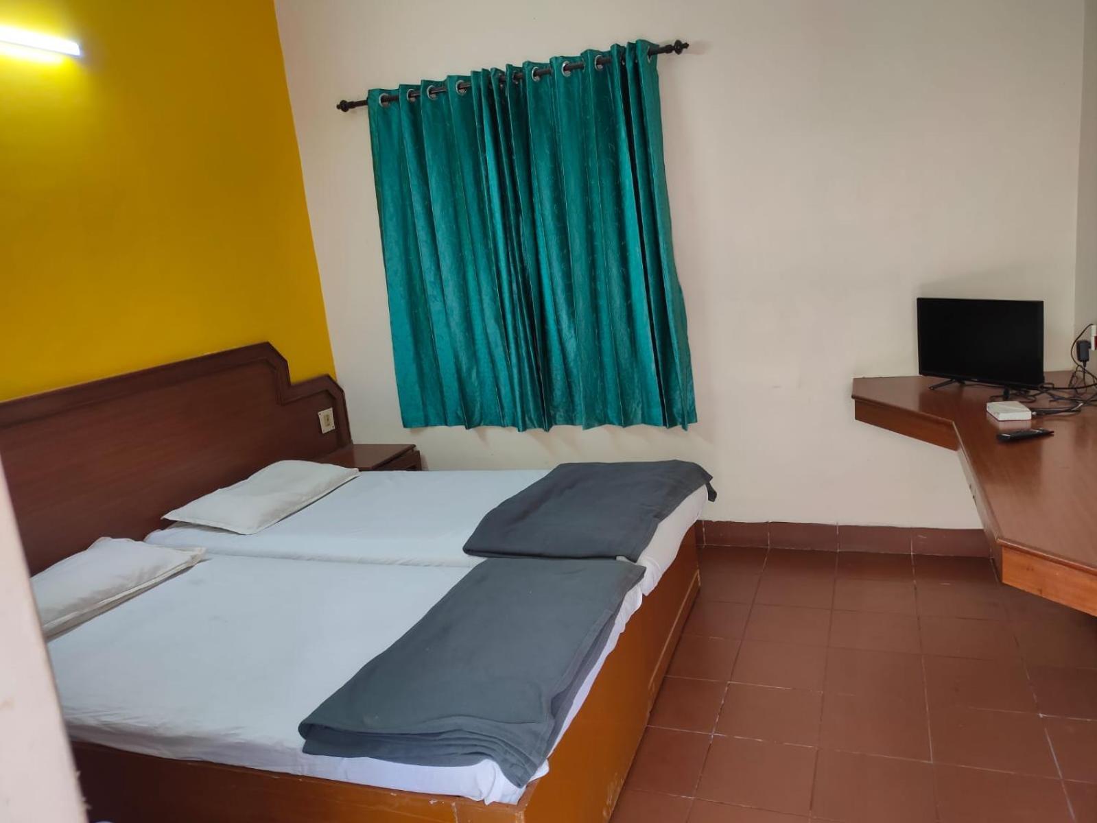 Anjana Hotels Theni Extérieur photo