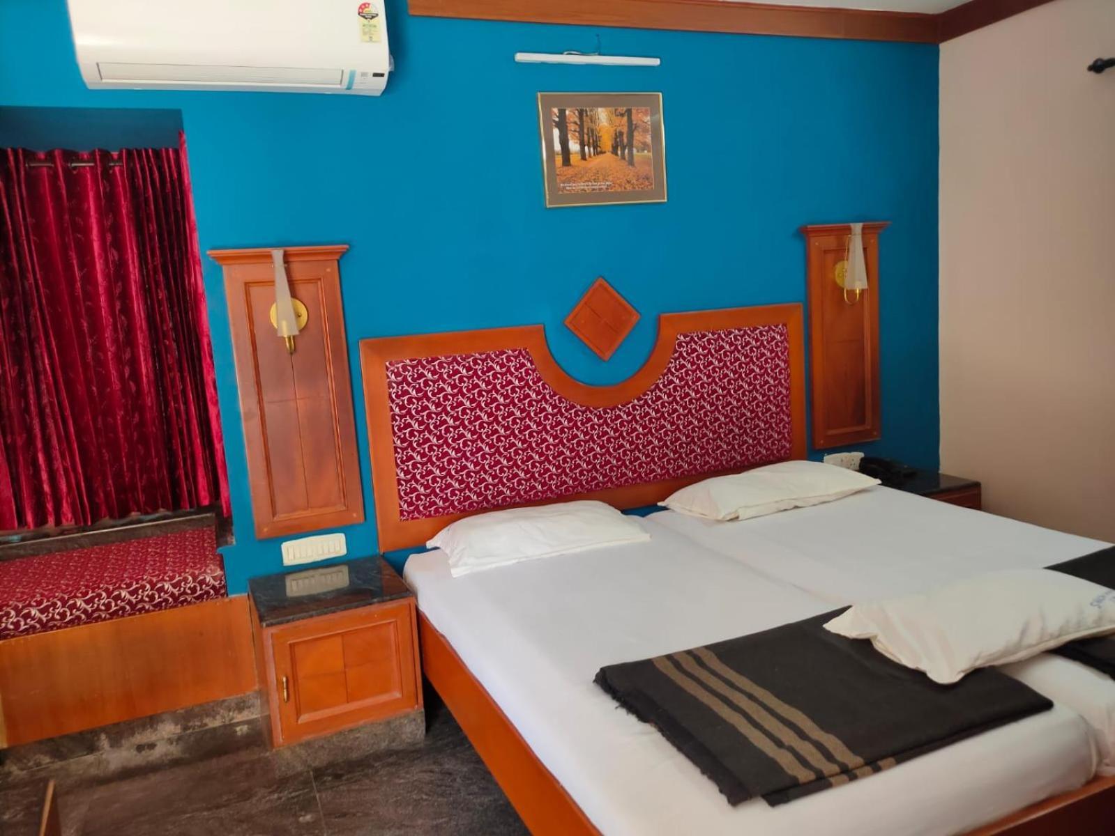 Anjana Hotels Theni Extérieur photo