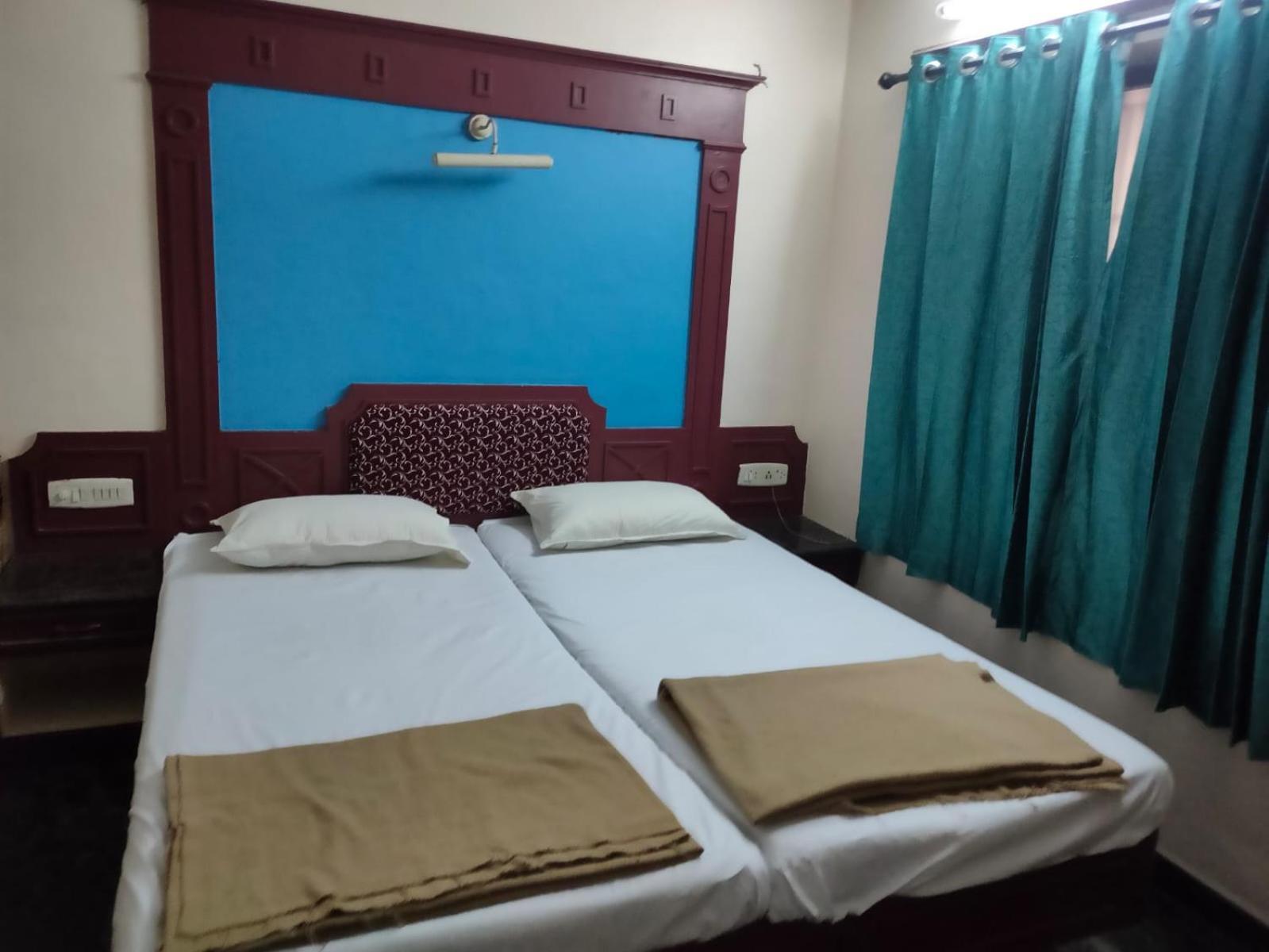Anjana Hotels Theni Extérieur photo
