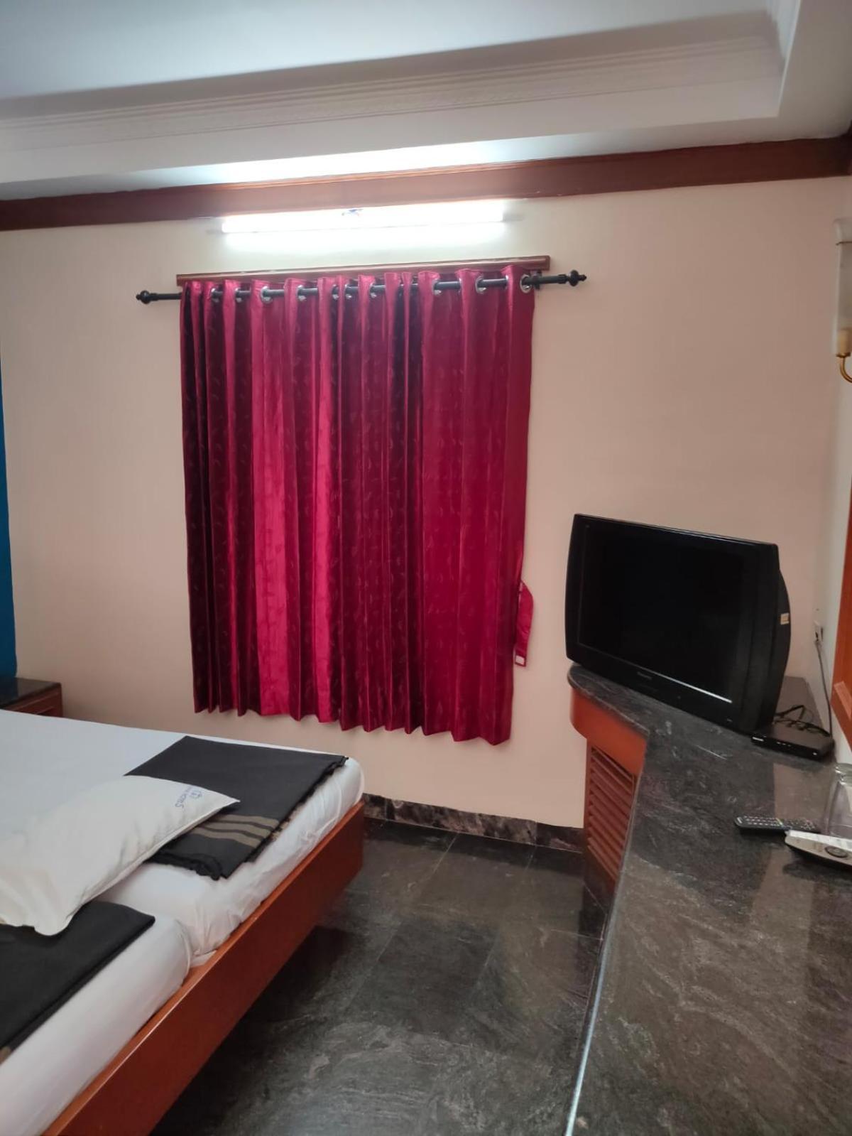 Anjana Hotels Theni Extérieur photo
